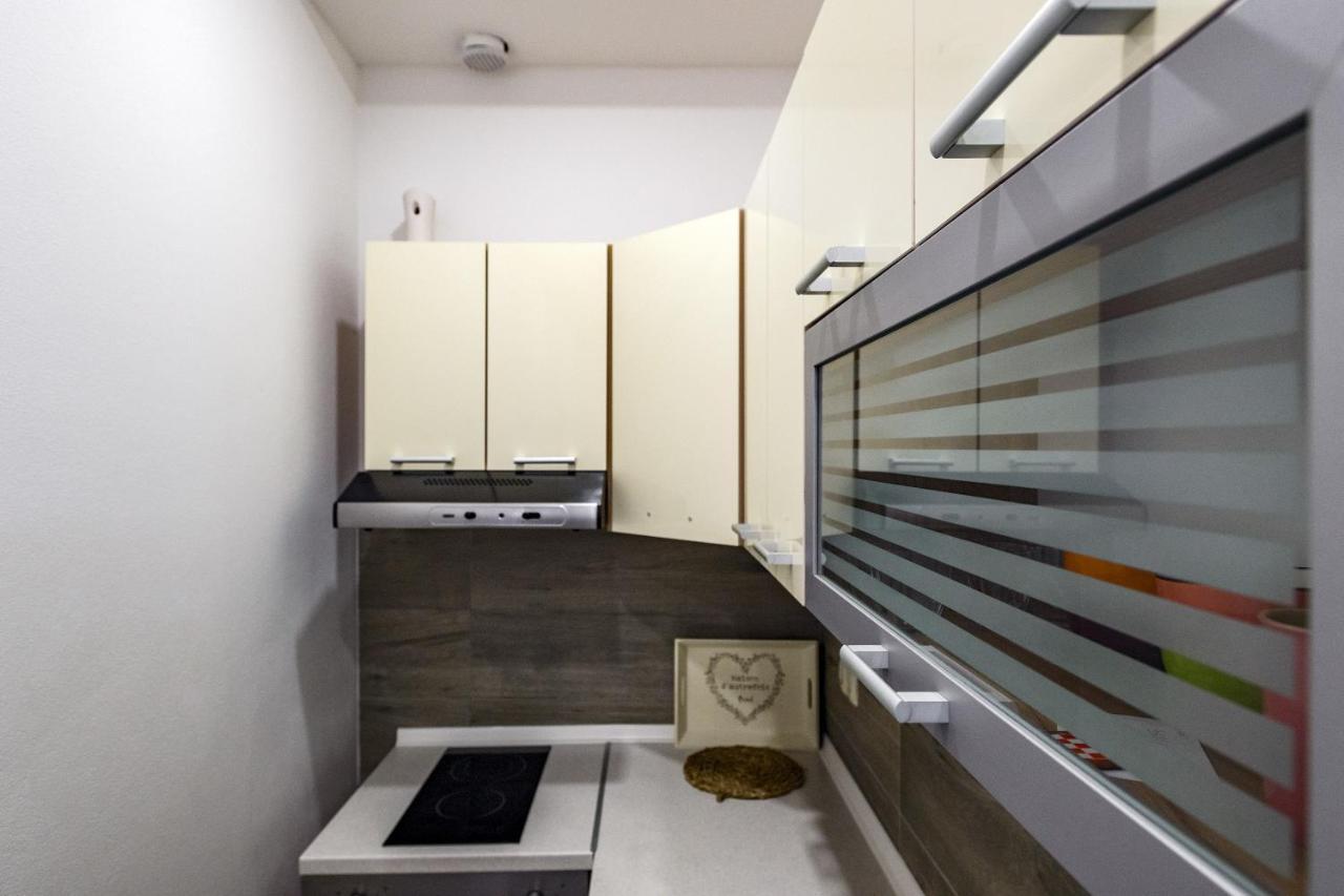 Modern On The - Mala Lamjana Kali