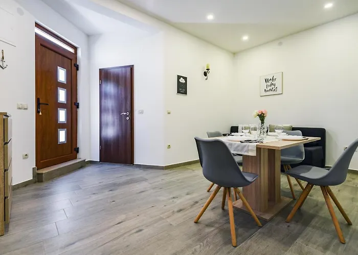 Modern Apartment On The Beach - Mala Lamjana