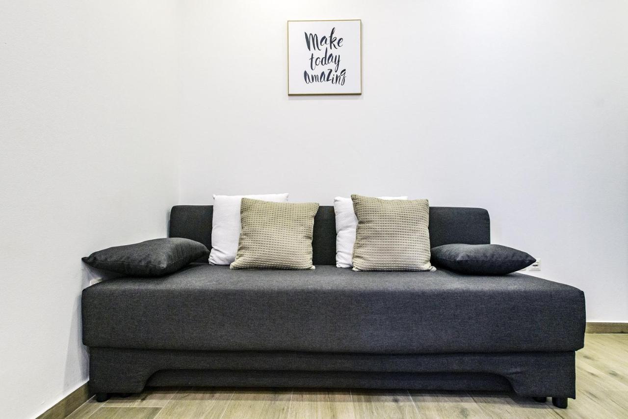 Modern On The - Mala Lamjana Kali